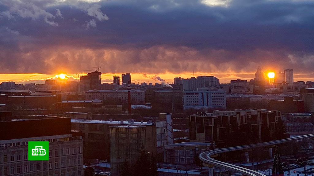 Фобос москва на 2. Паргелий (ложное солнце, три солнца). Два солнца на небе в Москве. Паргелий в Москве. Паргелий ложное солнце.