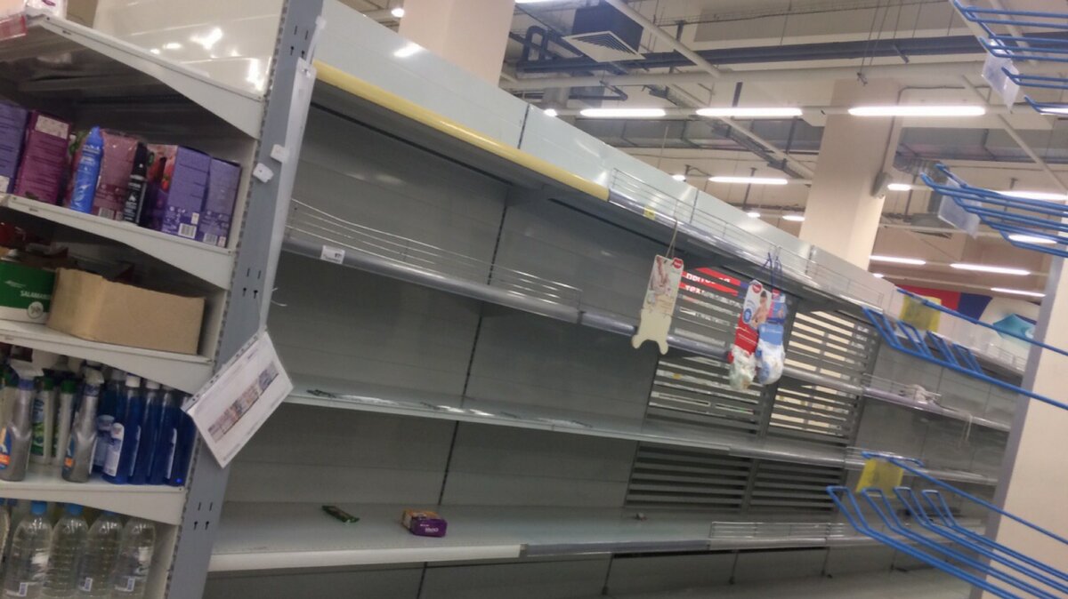 Пустые полки в магазине Карусель
