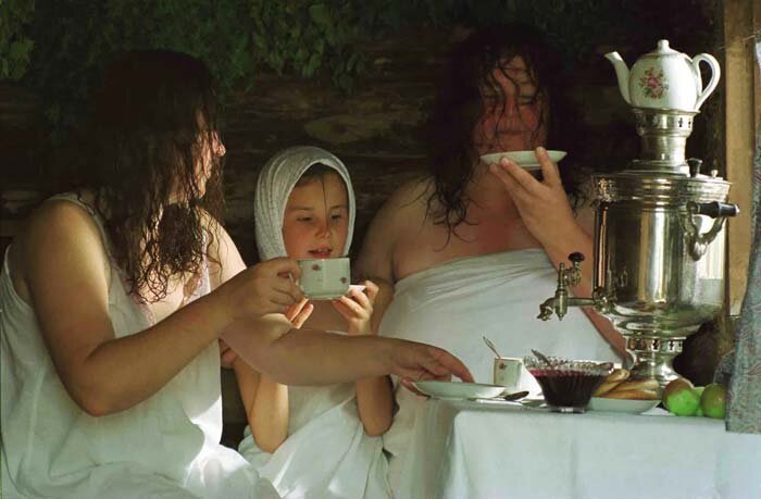 Всевозможные чаи это пополнение водяного баланса организма после бани.