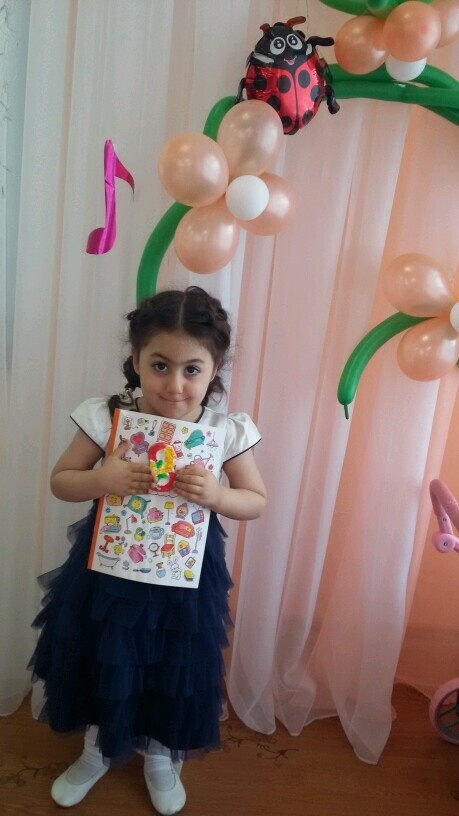 малышка с поделкой 