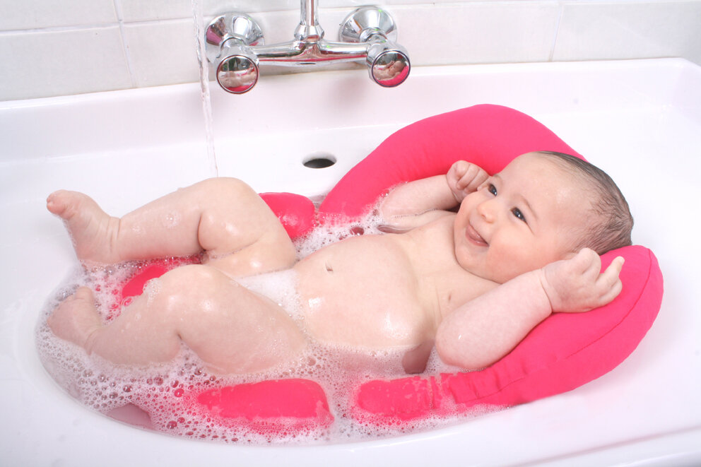 Малыш в ванной. Для купания новорожденных. Купание грудного ребенка. Малыш купается. Купание в большой ванной