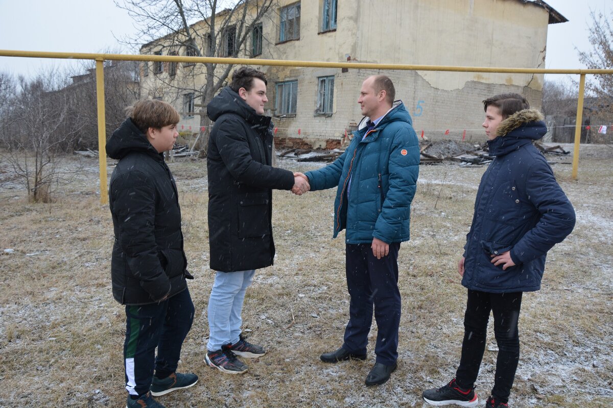 Ребят благодарит директор Копёнкинской школы Владимир Коровин