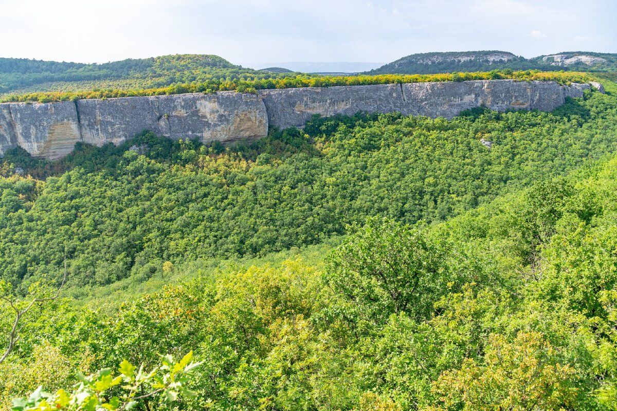 1. Верховья ущелья Кая-Арасы, вид с западной кромки плато Кыз-кермен, первая смотровая площадка от мыса (через 350 метров).