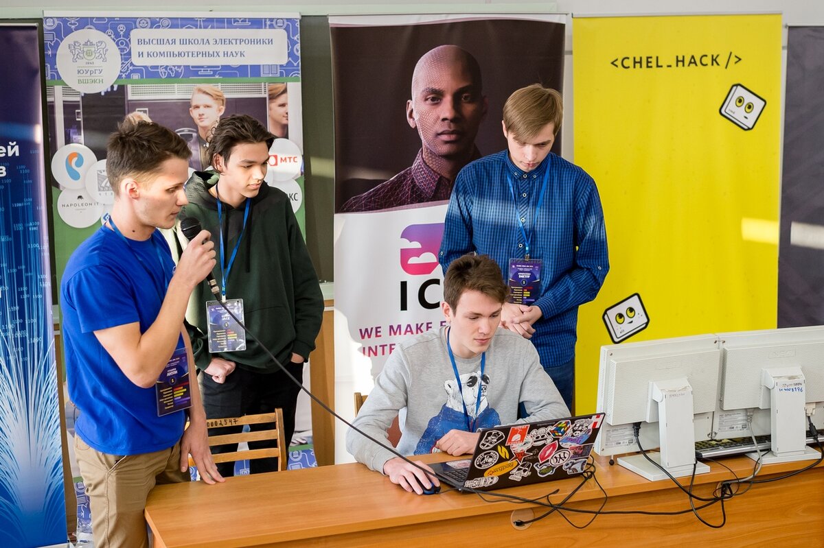 Создатели игры USSR repair показывают готовый продукт публике. Фото Олега Игошина.