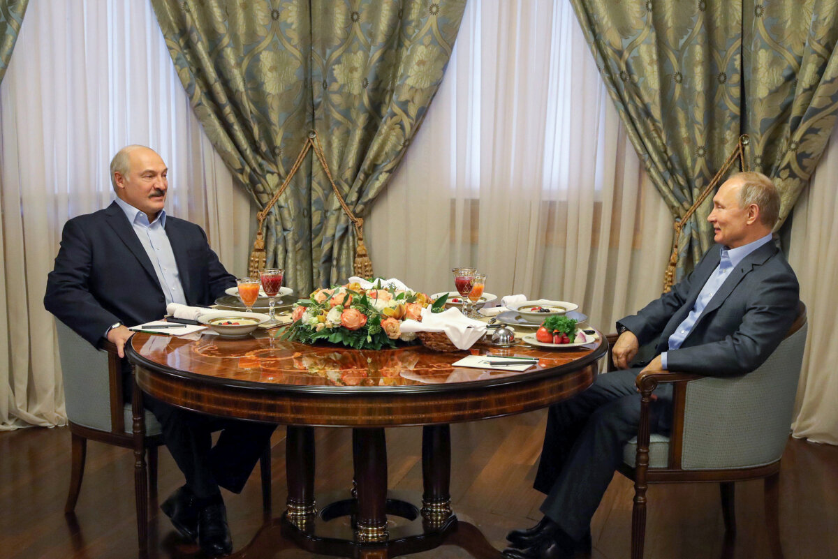 Президент Белоруссии Александр Лукашенко и президент РФ Владимир Путин (слева направо) во время встречи в Красной Поляне в Сочи. Фото: Андрей Стасевич/БелТА/ТАСС