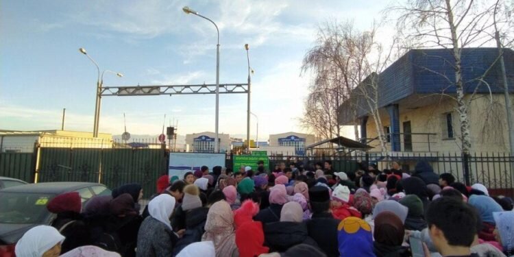 Снимок с пункта пропуска на границе с Киргизией, куда 7000 даргун сбежали к своим родственникам боясь расправы со стороны радикально настроенных казахов.