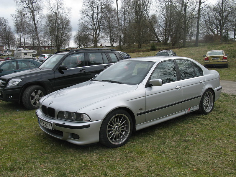 Красивая машина "бэха пятерка", фото из интернета, но цвет такой же)