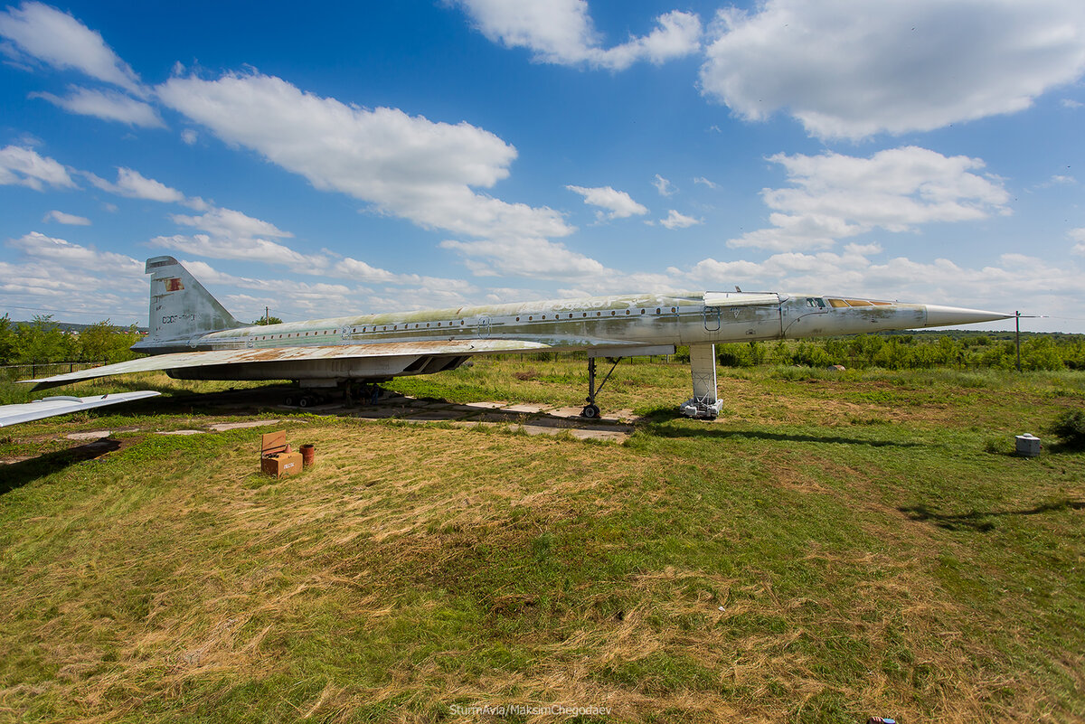 Советский сверхзвуковой пассажирский самолёт, разработанный КБ Туполева в 1960 годы, производившийся в Воронеже. Первый испытательный полёт совершил 31 декабря 1968 года