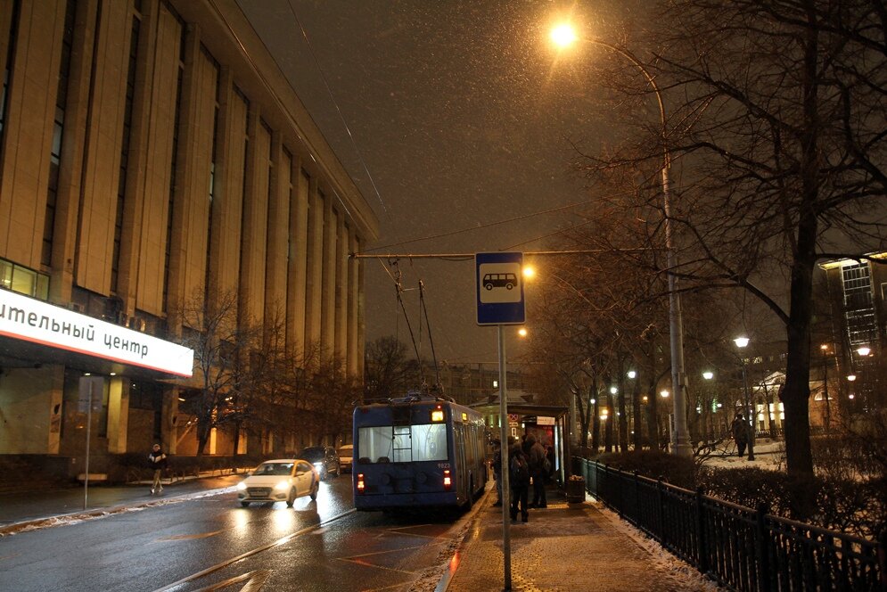 2. Троллейбусный маршрут № 24 в практически неизменном виде пережил более 60 лет. Он открылся в 1956 году. До 2003-го года он был уникален тем, что не имел технологической связи с остальной троллейбусной сетью. Для пуска троллейбусного маршрута в 50-е была построена самостоятельная линия по Новой Басманной улице, Доброслободской и Каланчёвской улицам, а также по улицам Радио и Авиамоторной. Только в 2003 году трасса была продлена до самого метро "Авиамоторная", где линия соединилась с основной троллейбусной сетью. 

Поскольку трасса маршрута была почти полностью обособлена от основной троллейбусной сети, выдача троллейбусов из парка на маршрут до 2003 года осуществлялась путём перестановки штанг у крестовины на площади Разгуляй, с 2003 года появилась возможность осуществления нормальных нулевых рейсов через шоссе Энтузиастов (линия продлена вокруг квартала по Авиамоторной улице, на шоссе Энтузиастов установлены стыковые стрелки). 

До 2017-го года маршрут обслуживается 2-ым троллейбусным парком ГУП «Мосгортранс». После его закрытия маршрут был переведён на обслуживание Новокосинским автобусно-троллейбусным парком, который, скорее всего, ждёт такая же судьба.