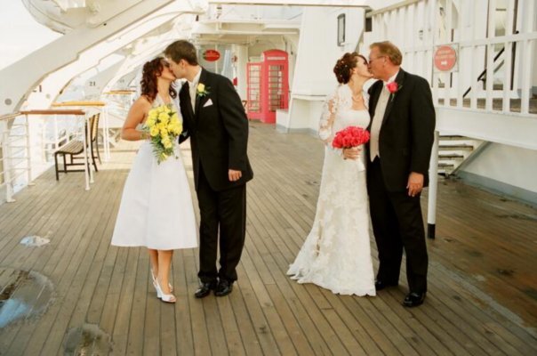 Фото их реальное. Публикую, потому что все равно лиц не видно.