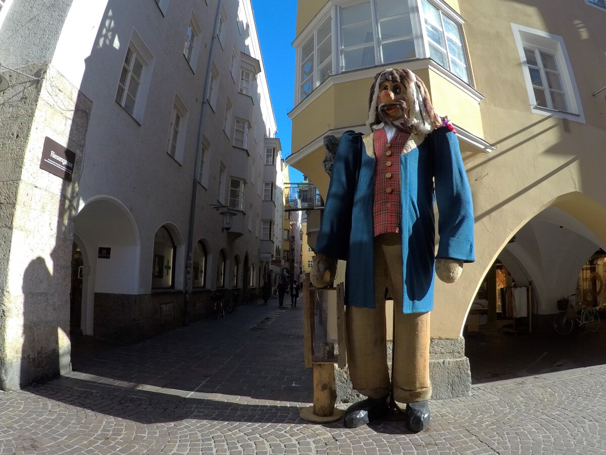 Тот самый великан в центре Инсбрука. Уж не знаю, есть ли похожий в Граце, откуда родом Адам Райнер.