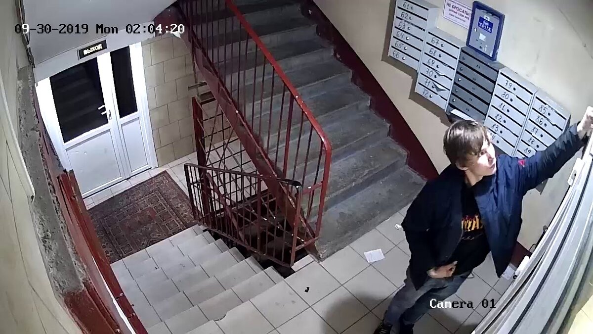 Закладчик кладёт наркотик наверх дверного косяка. Очень часто косяк специально немного отрывают. Тоже довольно частый вариант.