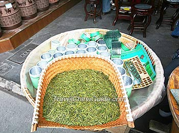 Чайный настой прозрачный и зеленоватый. 