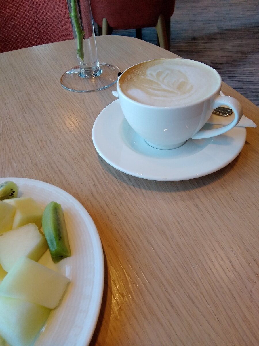 Капуччино и фрукты на десерт