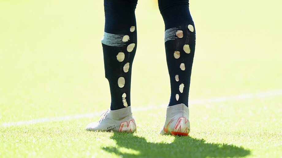 Дырки на гетрах.