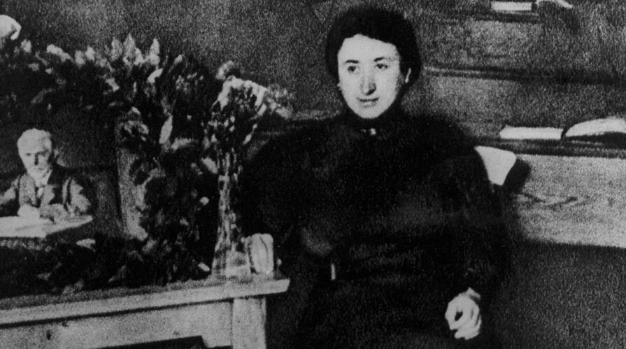 Роза Люксембург и цветы