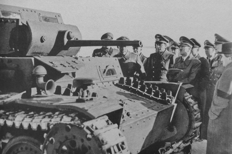 Адольф Гитлер осматривает Pz. Kpfw. 38(t) n. A