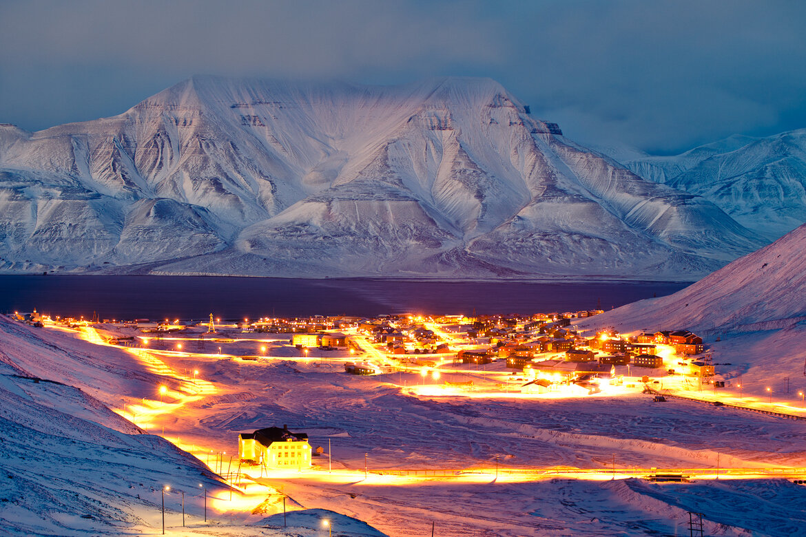 Земля шпицбергена. Лонгйир, Шпицберген, Норвегия. Лонгйир Longyearbyen Норвегия. Город Лонгйир Шпицберген. Лонгйир Западный Шпицберген.