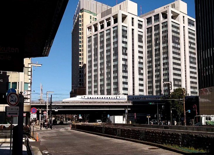 Скоростной Синкансен в центре Токио