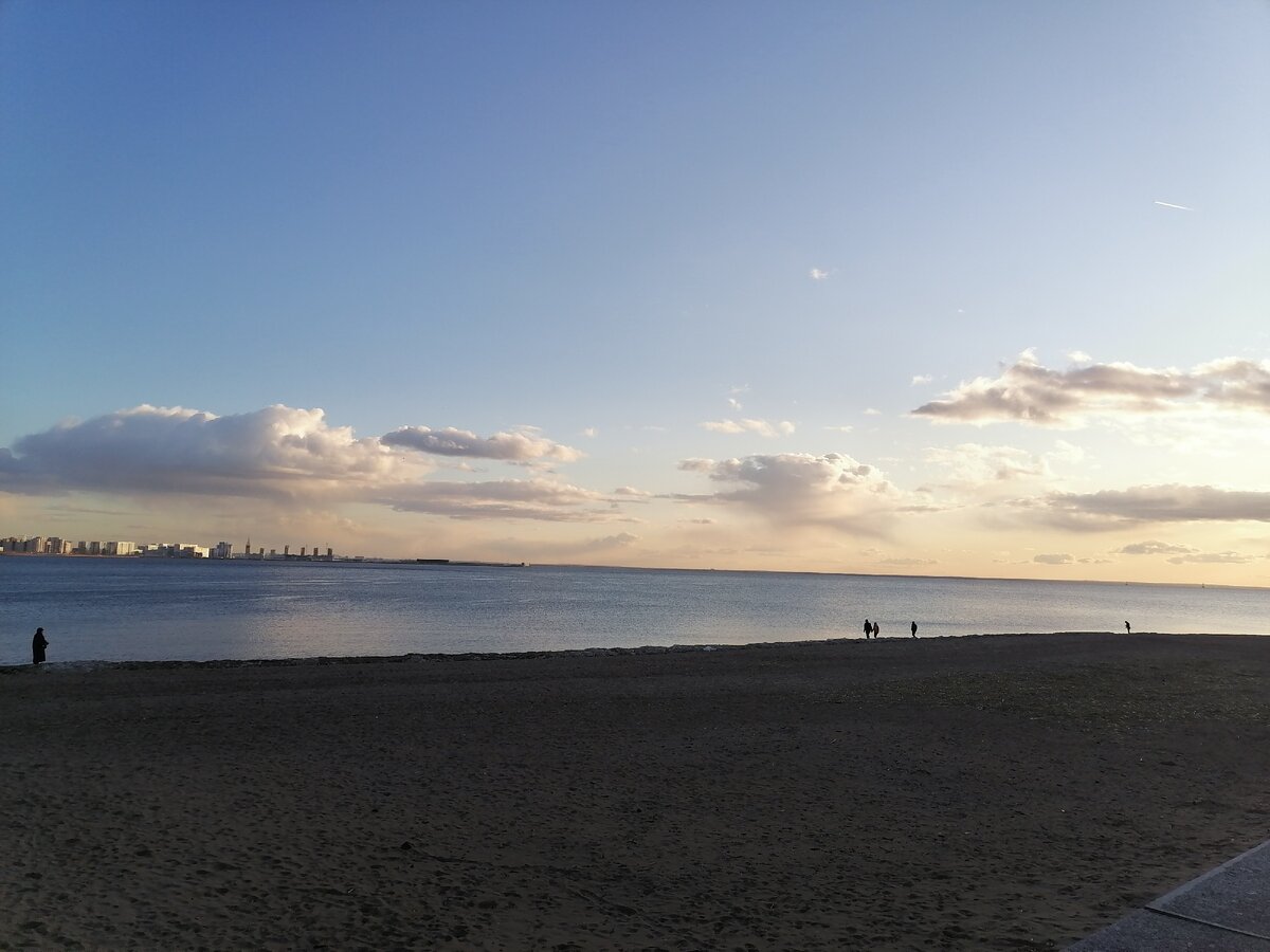 Люди продолжают гулять. На фото Финский залив. Фото автора