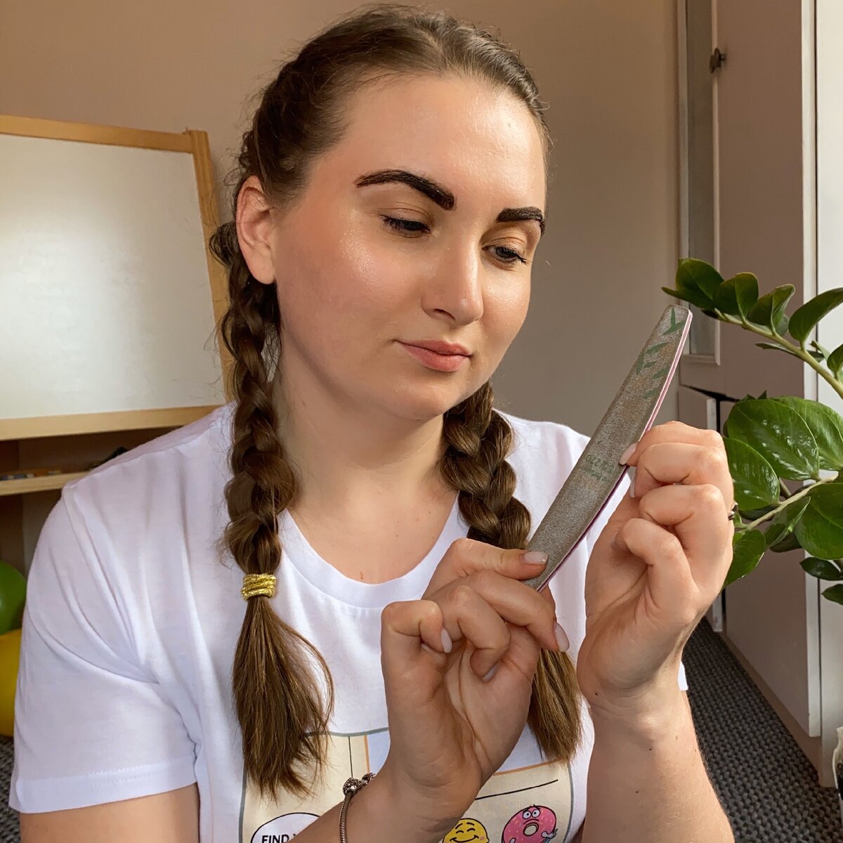 Крашу брови, пилю ногти