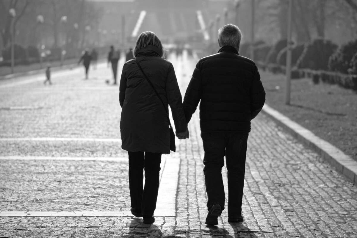 Избегать встречу. Man and woman Walking. Man and woman Walking pics.