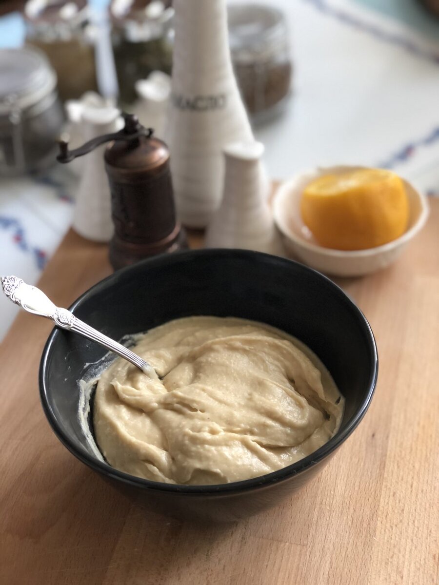 Одним взмахом блендера вы можете получить вкусный соус, либо великолепную закуску к любым блюдам. К тому же он содержит в своем составе минимум ингредиентов. Его стоит приготовить и полюбить.