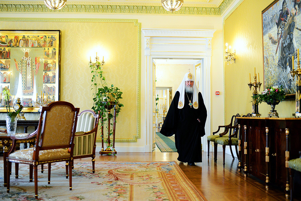 патриарх Кирилл идет  в своею монашескую келью. Фото из открытого источника в интернете