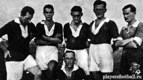 первый справа                                                                                                    