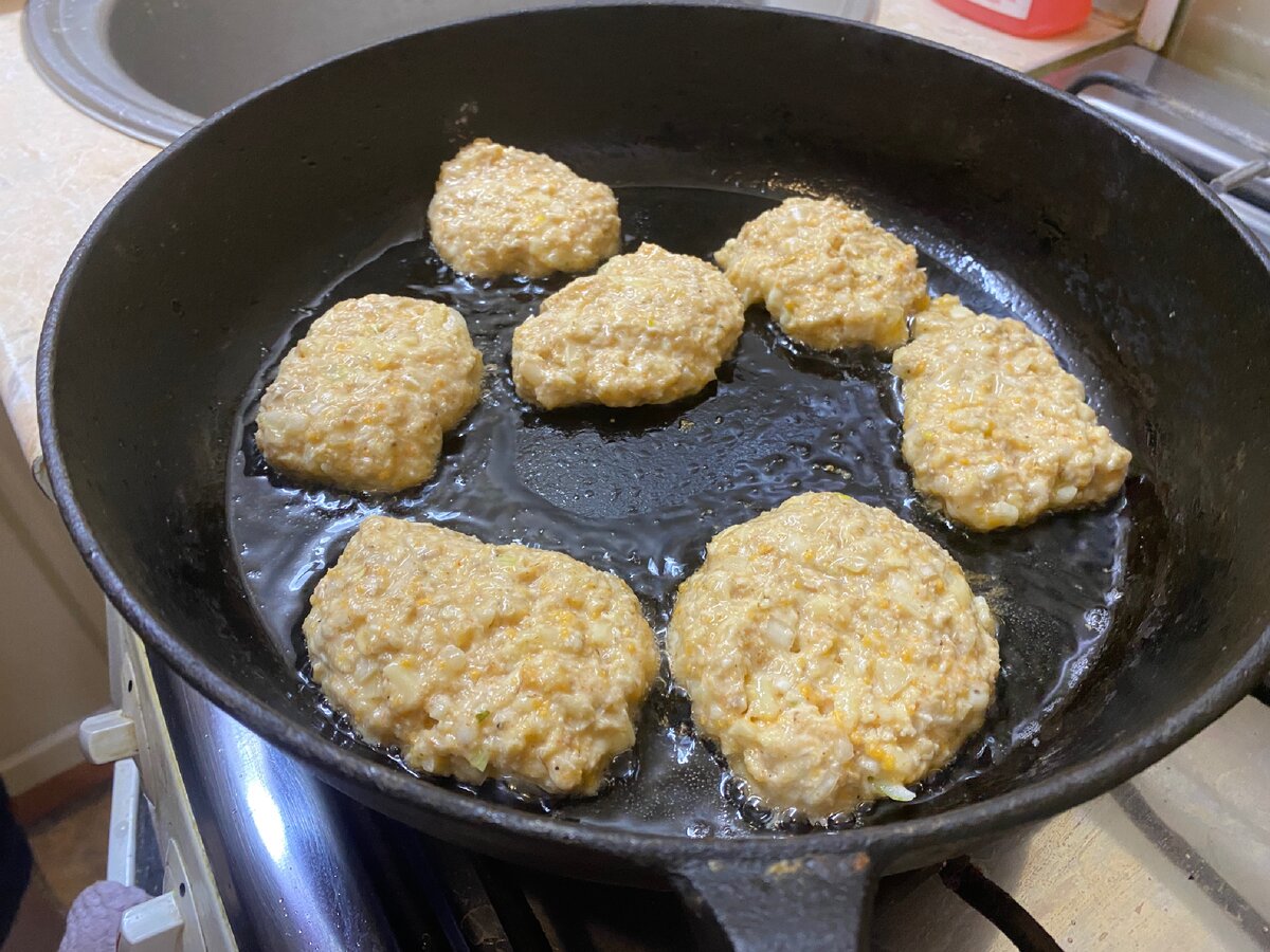 Котлеты без масла. Котлеты без мяса. Котлета в тесте. Котлеты без пригара. Рис с котлетами на сковороде одновременно