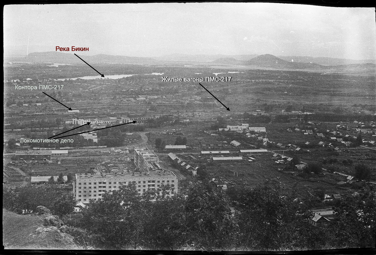  Вот так, с высоты птичьего полета выглядит северная часть города Бикин Стрелками указаны те места, где мы чаще всего находились во время практике. Мне приходилось работать в жилых вагонах, стоявших прямо на ж.д. путях на базе ПМС, в виде двух составов.  