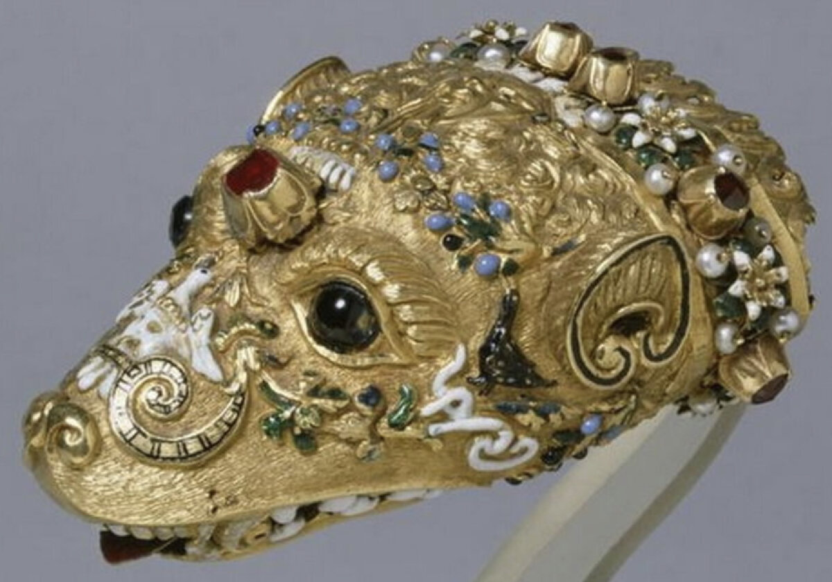 Блохоловка, инкрустированная драгоценными камнями. Незаменимая вещь в Европе 16-18 веков! Подпишитесь на познавательный геммологический канал GEM STONES)) 