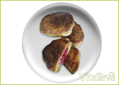 Способ приготовления:
Перемешать все ингредиенты теста.
На горячую сковороду с оливковым маслом кладём столовую ложку теста, на него чайную ложку начинки, сверху закрываем небольшим количеством теста. Жарим пару минут и переворачиваем. Выложить на салфетку, которая впитает излишки масла. Можно подавать с кленовым сиропом или сиропом агавы.