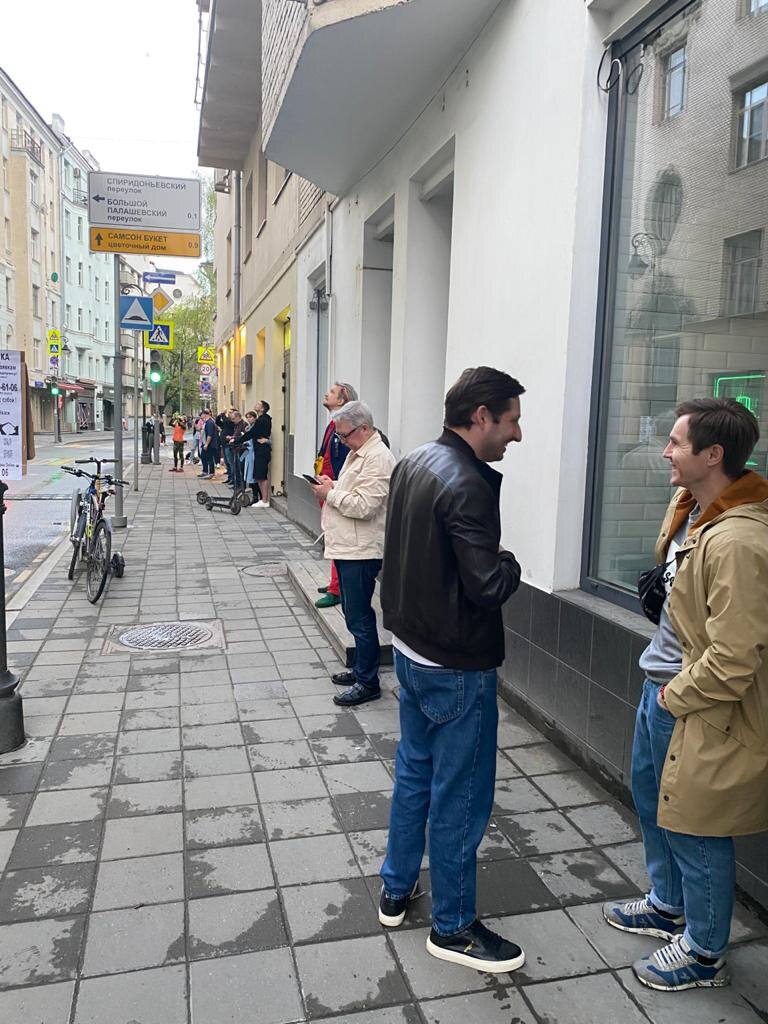 Не большая тусовочка под звуки саксофона 