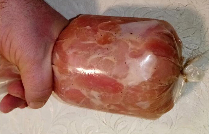 Набивка батона ветчины в оболочку при помощи шприца