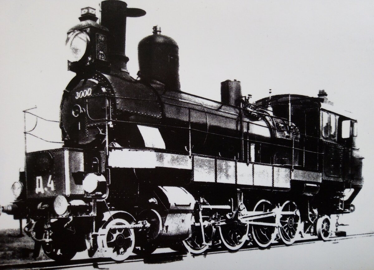 Паровоз серии "Ън" постройки 1911 г. Был построен на Невском заводе. Имел массу 85,6 тонн. Мог развивать скорость до 45 км/ч.