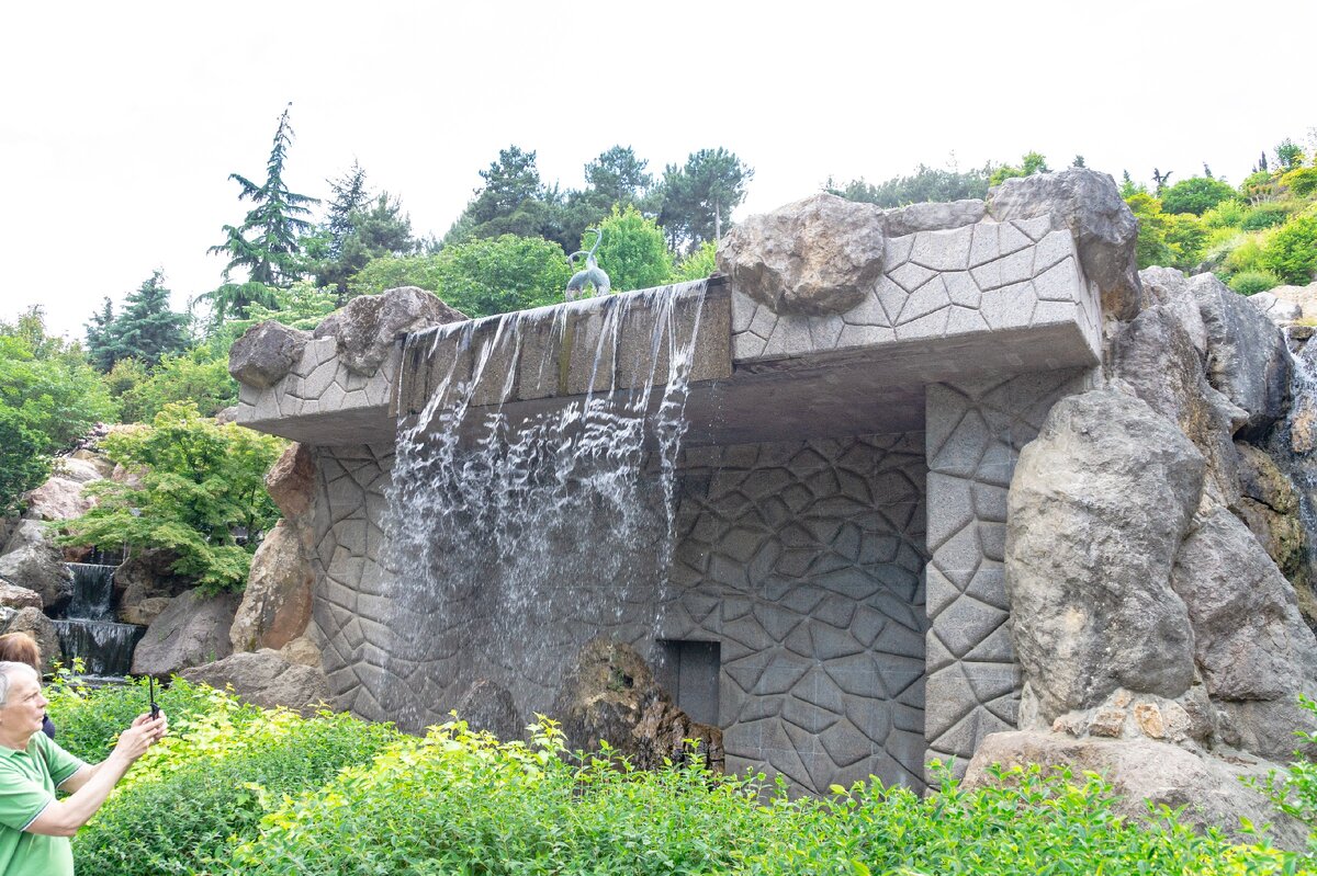 1. Центральный нижний водопад каскада Японского сада (снят с дорожки, огибающей с востока эту часть парка). По бокам сооружены ещё два искусственных водопада, они изображены крупным планом на следующих фотографиях.