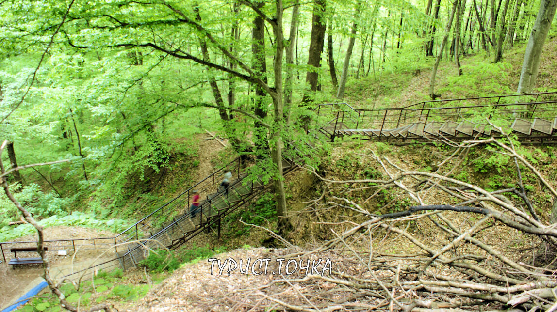 И вот уже подходим к пещерам