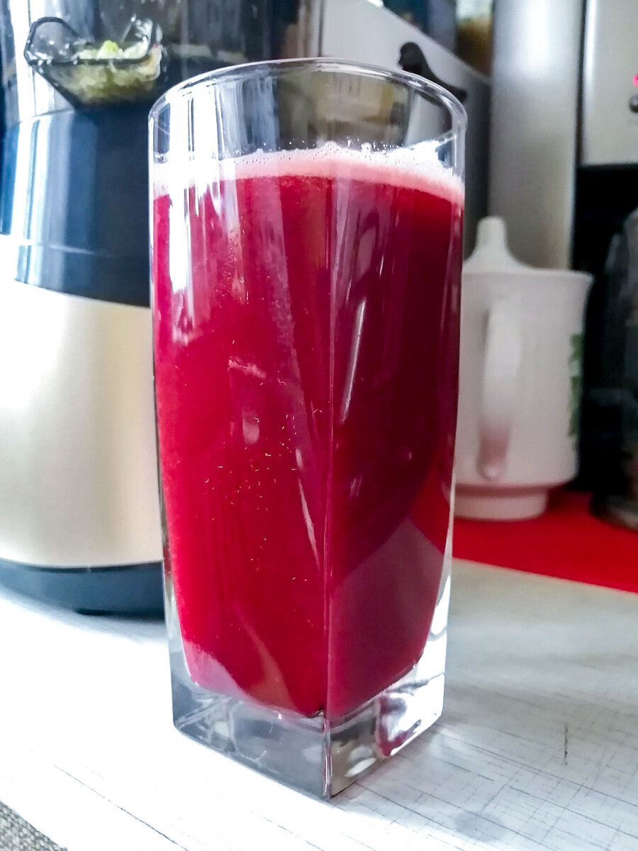 Так выглядит свежевыжатый сок "Тропическая свекольная радость".