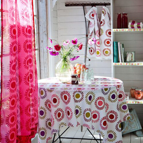 Полотенца, скатерть хорошо сочеать между собой и со шторами. Источник фото: https://www.idealhome.co.uk