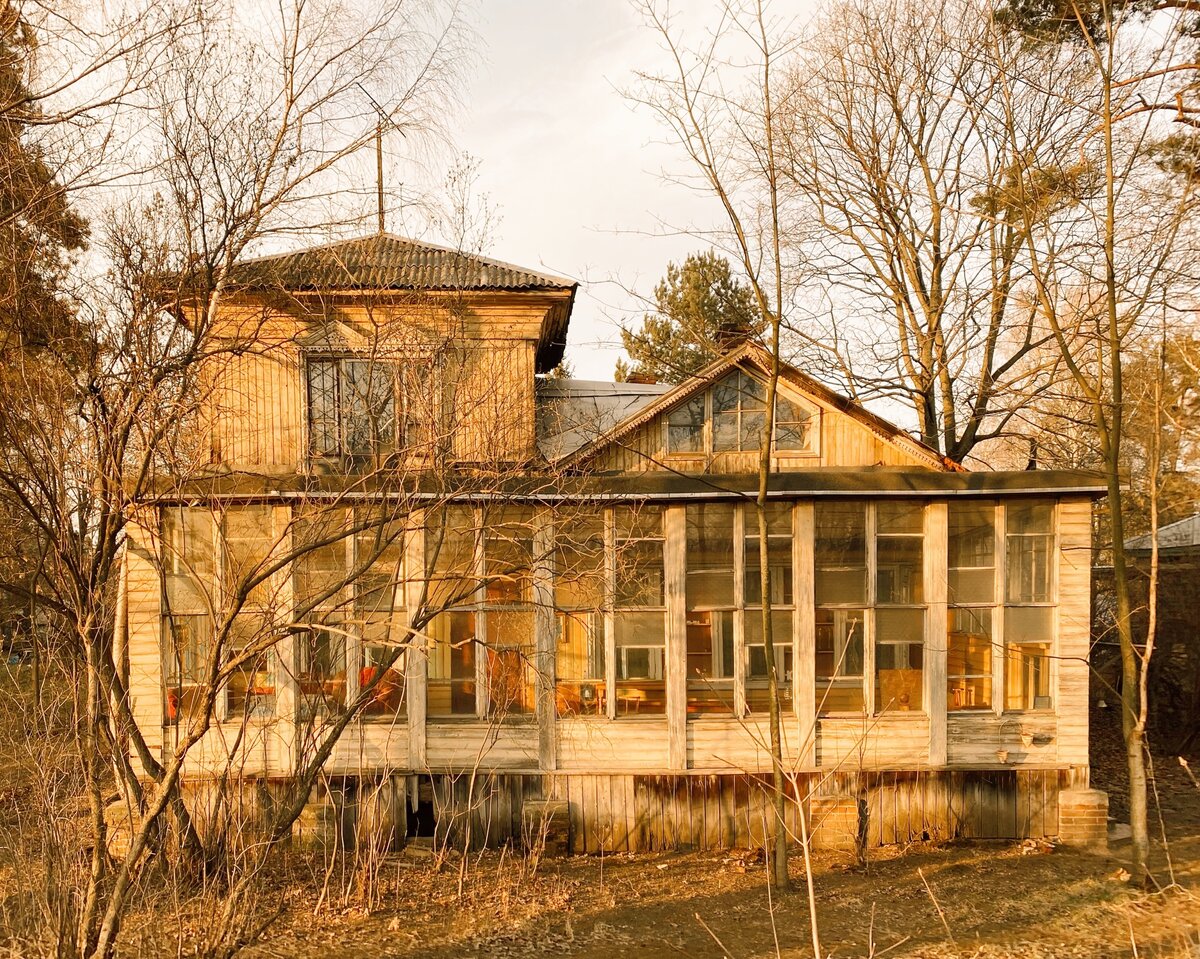 По словам соседей (пока не подтвержденная информация) в этом доме собирались художники-авангардисты. 