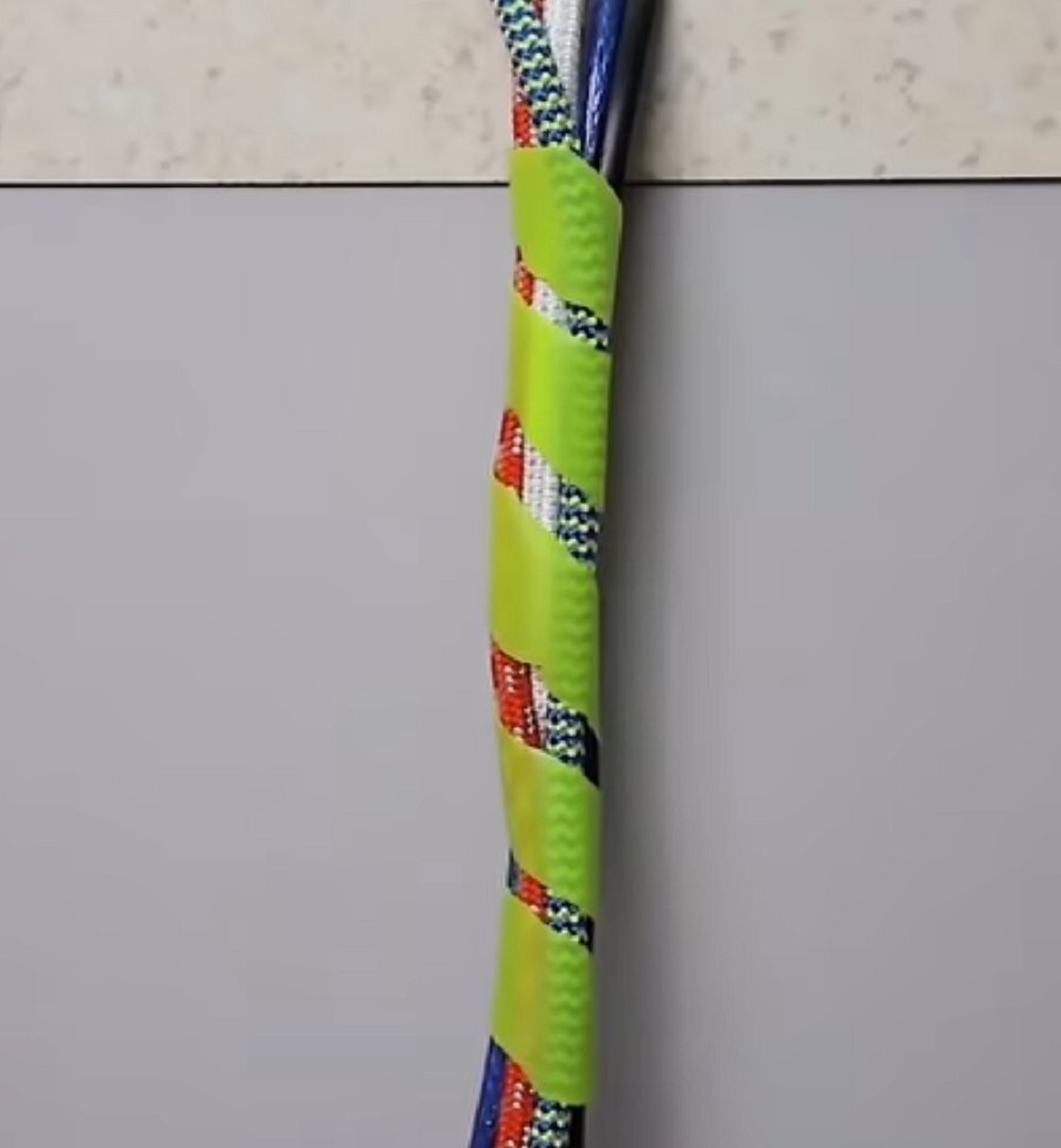 Обмотанная вокруг пучка проводов(соломинка)