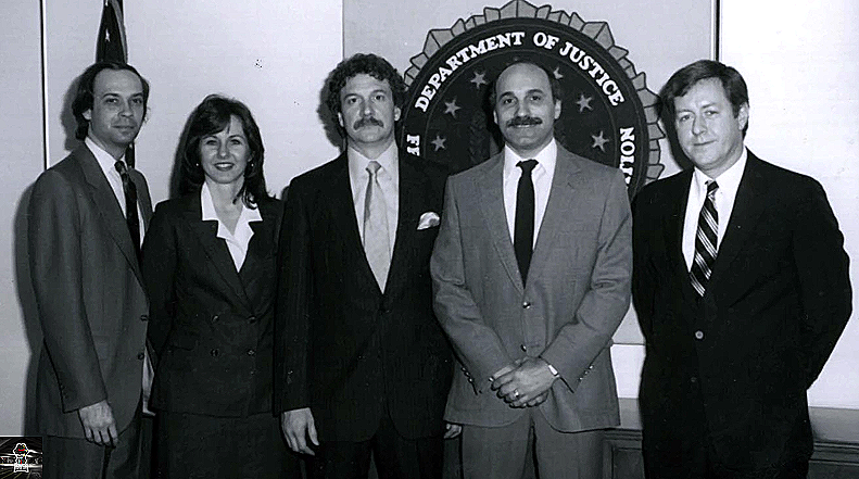  Джо Пистоне второй справа