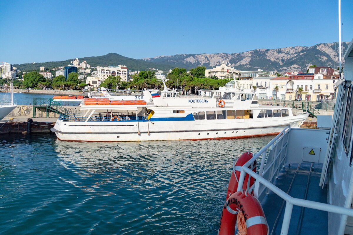 2. Теплоход "Коктебель" у причала в Ялте, вид с борта теплохода "Пётр Чайковский" перед отправлением. Вдали видны гора Могаби и обрывы восточной части Ай-Петринской яйлы.