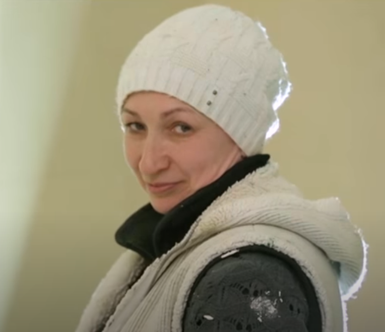 Ира трудится маляршей