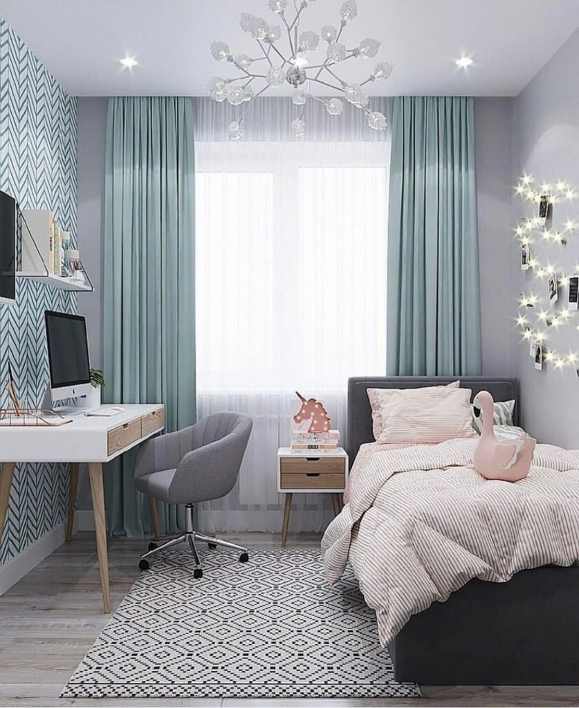 Дизайнеры бюро BUNGALOW создали этот скандинавский интерьер детской комнаты в оттенке аквамарин, который сочетает в себе эстетику и функциональность. Этот интерьер скорей всего предназначен для девушки старшего школьного возраста. Он стильный, легкий, очень нежный. 