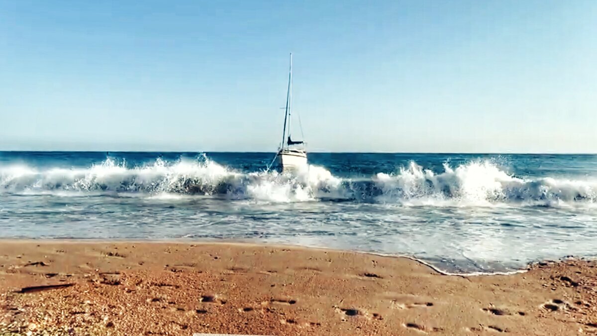 Здесь даже есть яхта