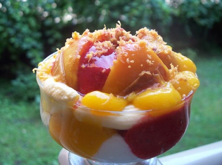 Творожно-персиковый десерт: полезный завтрак для лета