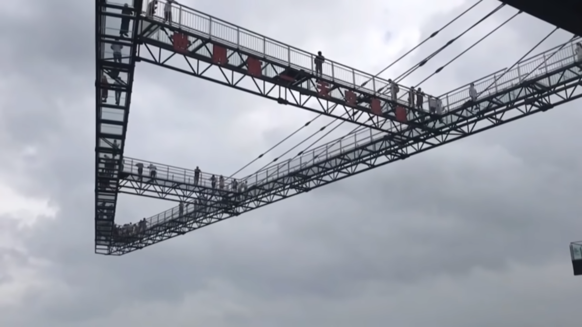 Стеклянный мост над бездной, Китай