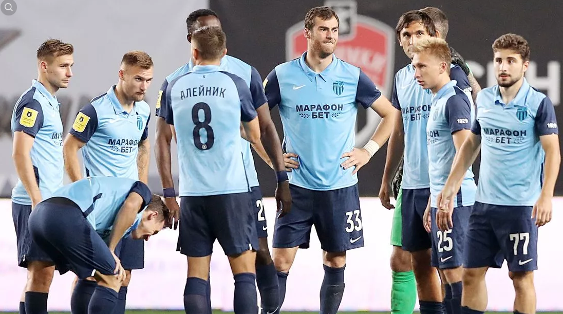 Футболисты  "Ротора" в ожидании решения перед матчем с "Краснодаром" . Фото из интернета.